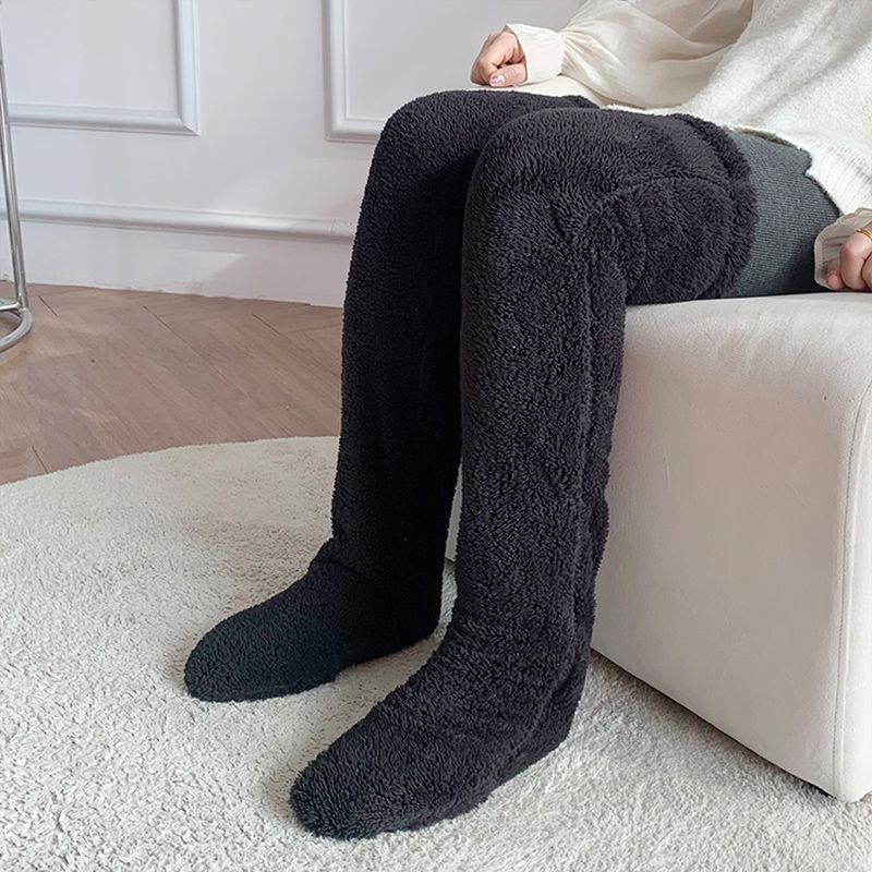 Chaussettes d'hiver chaudes et duveteuses au-dessus du genou