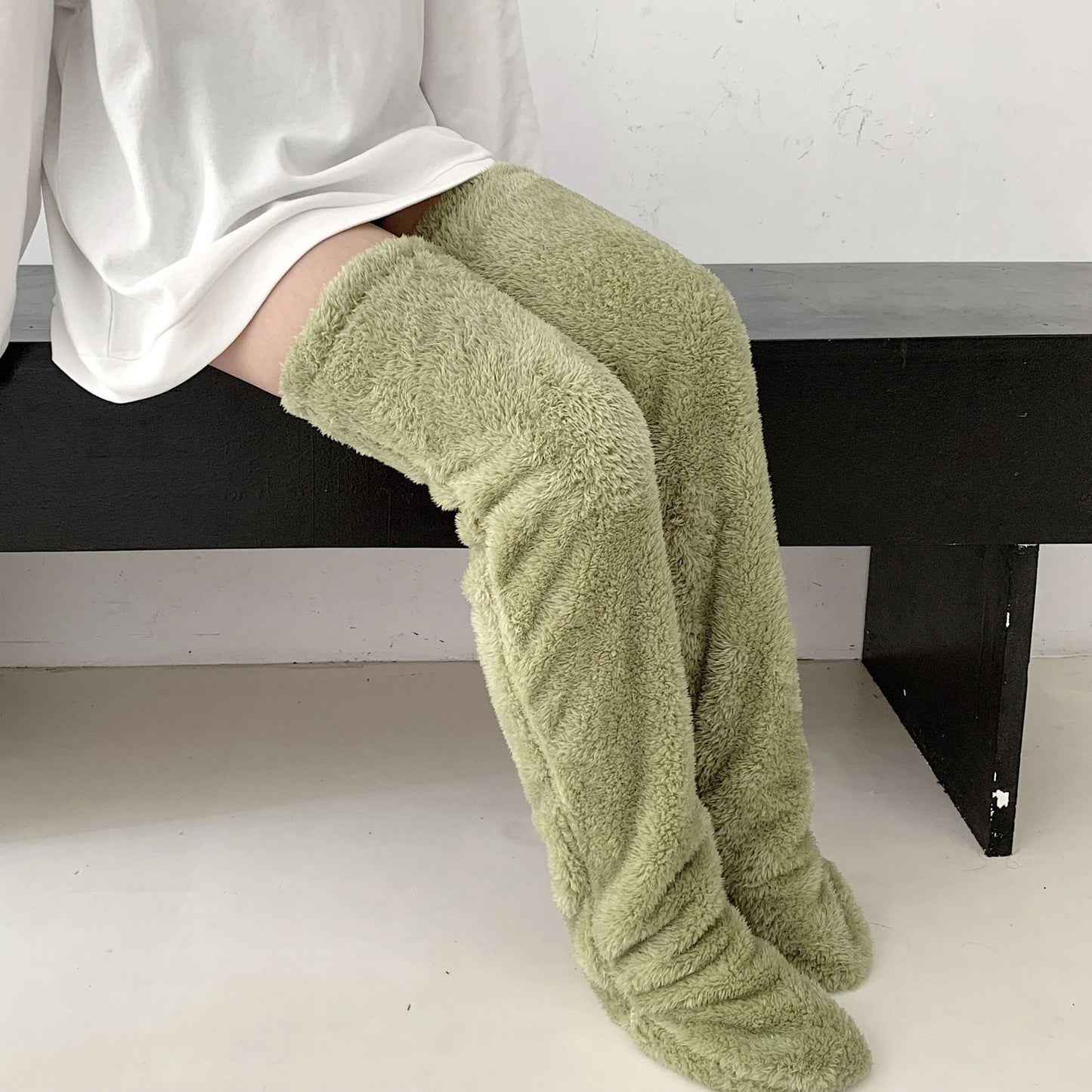 Chaussettes d'hiver chaudes et duveteuses au-dessus du genou